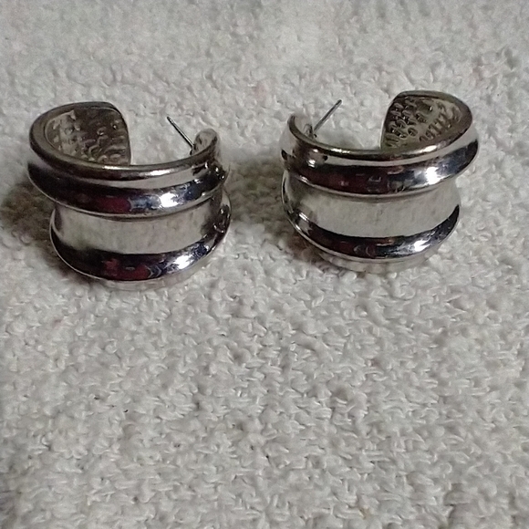 Wide silvertone hoop earrings - Picture 4 of 6